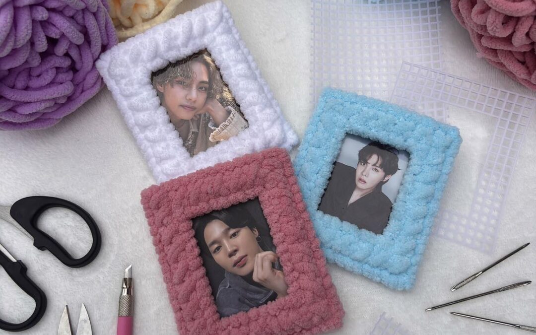 Plastic Canvas Cross Stitch: Photo Holder